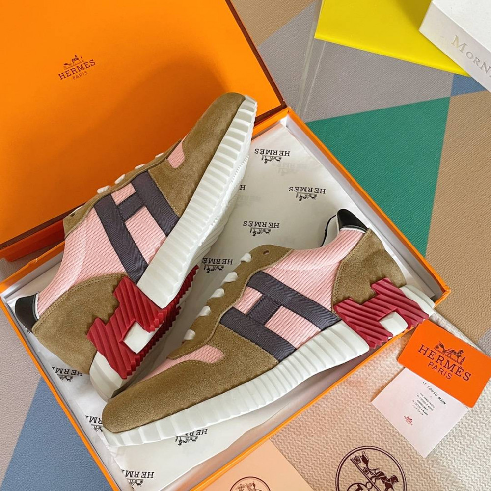 Bouncing Sneaker