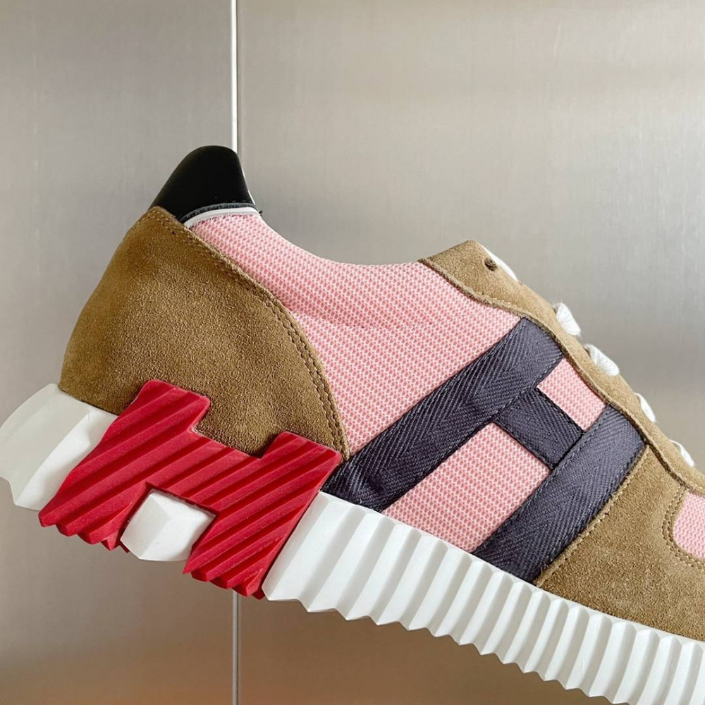 Bouncing Sneaker