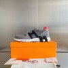 Bouncing Sneaker