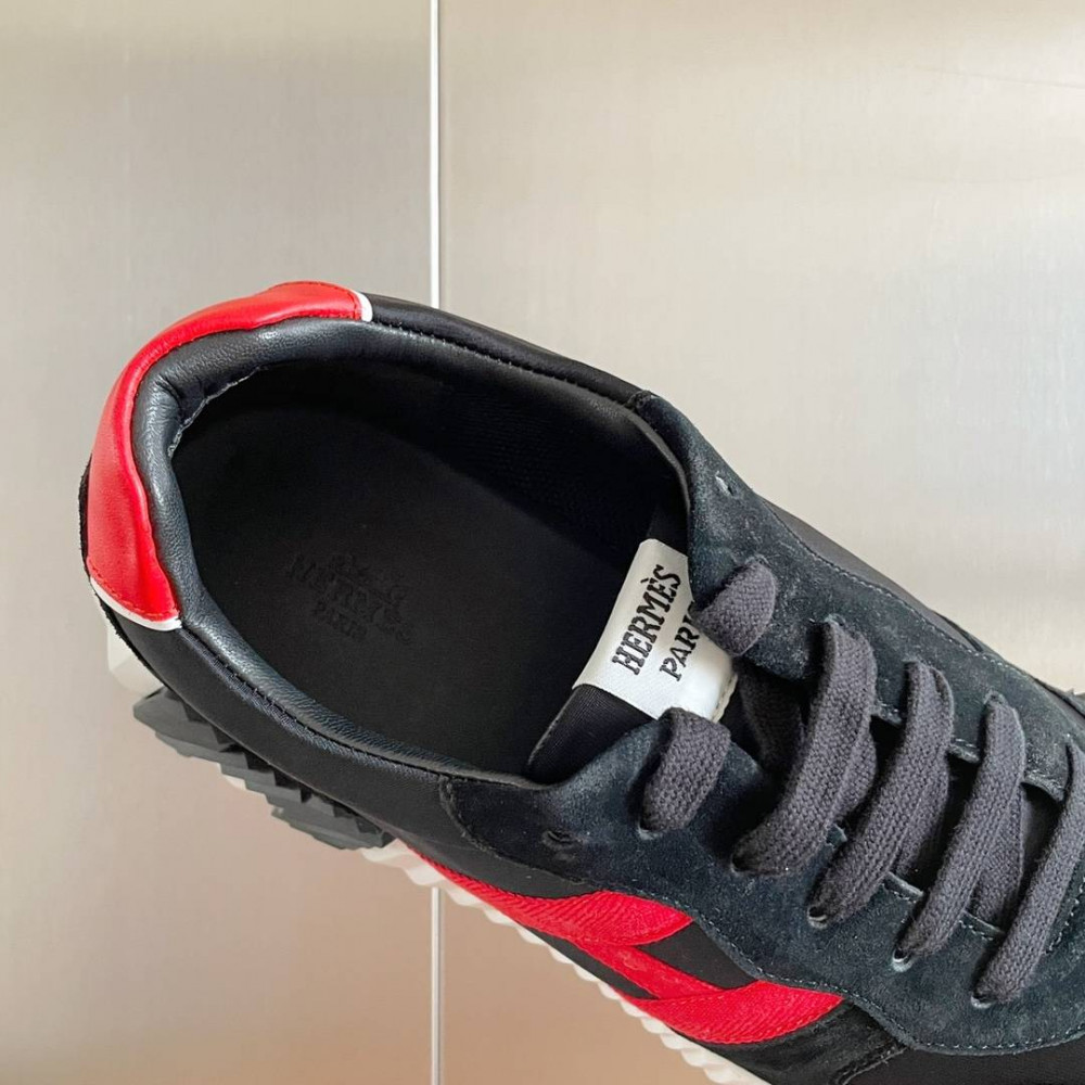 Bouncing Sneaker
