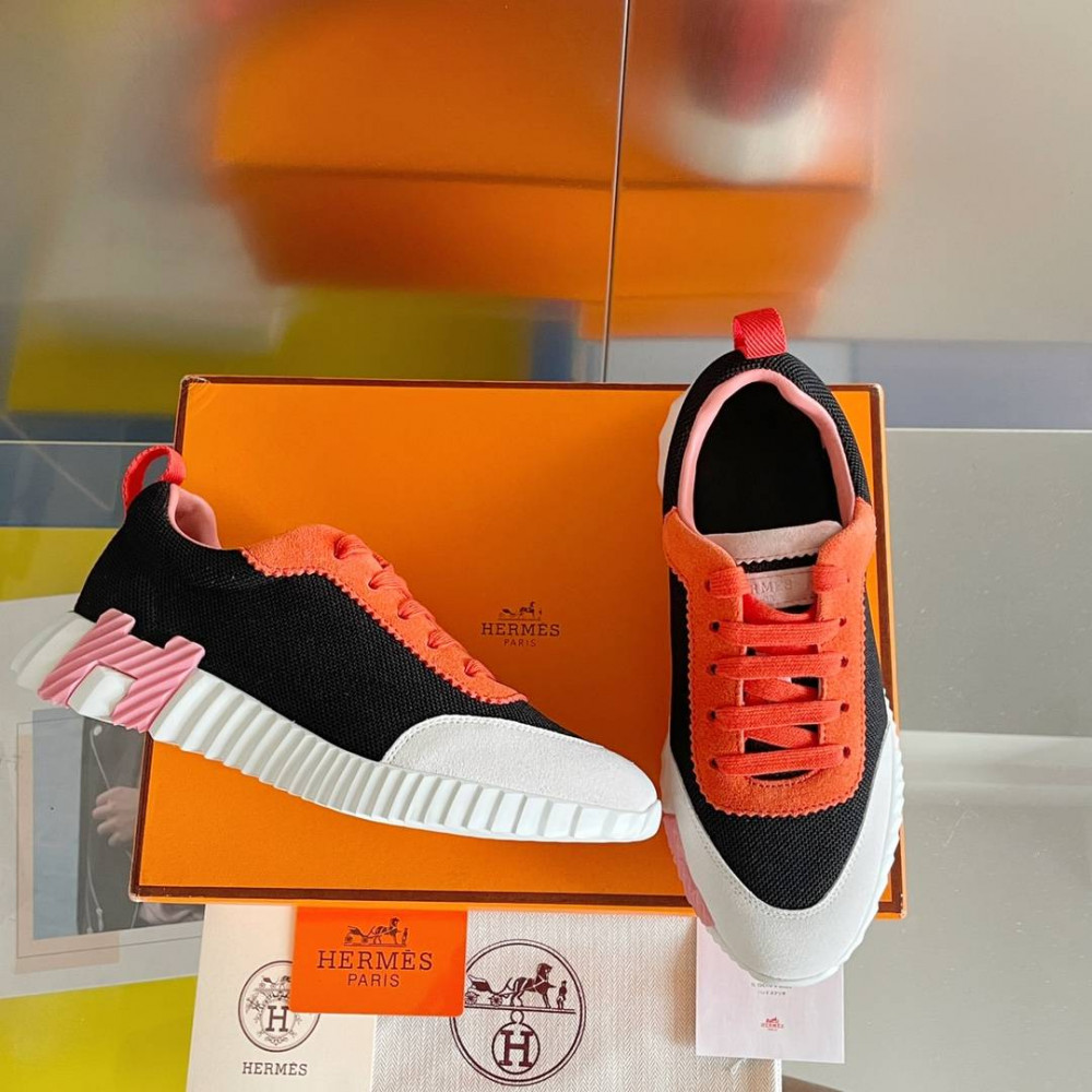 Bouncing Sneaker