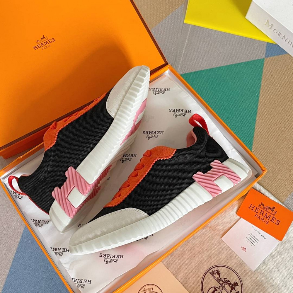 Bouncing Sneaker