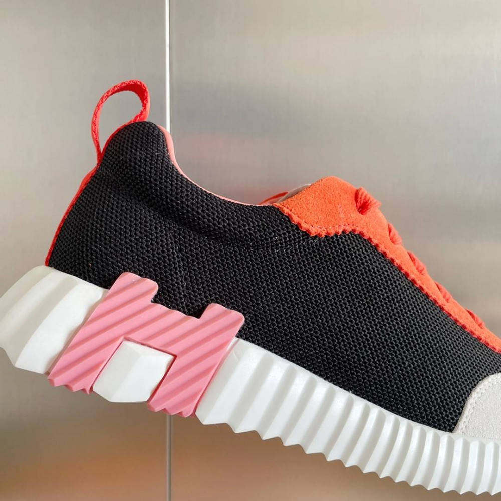 Bouncing Sneaker