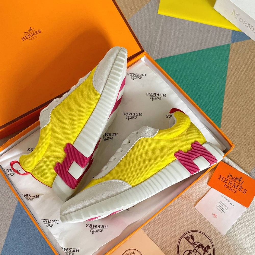 Bouncing Sneaker