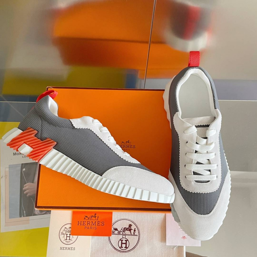 Bouncing Sneaker