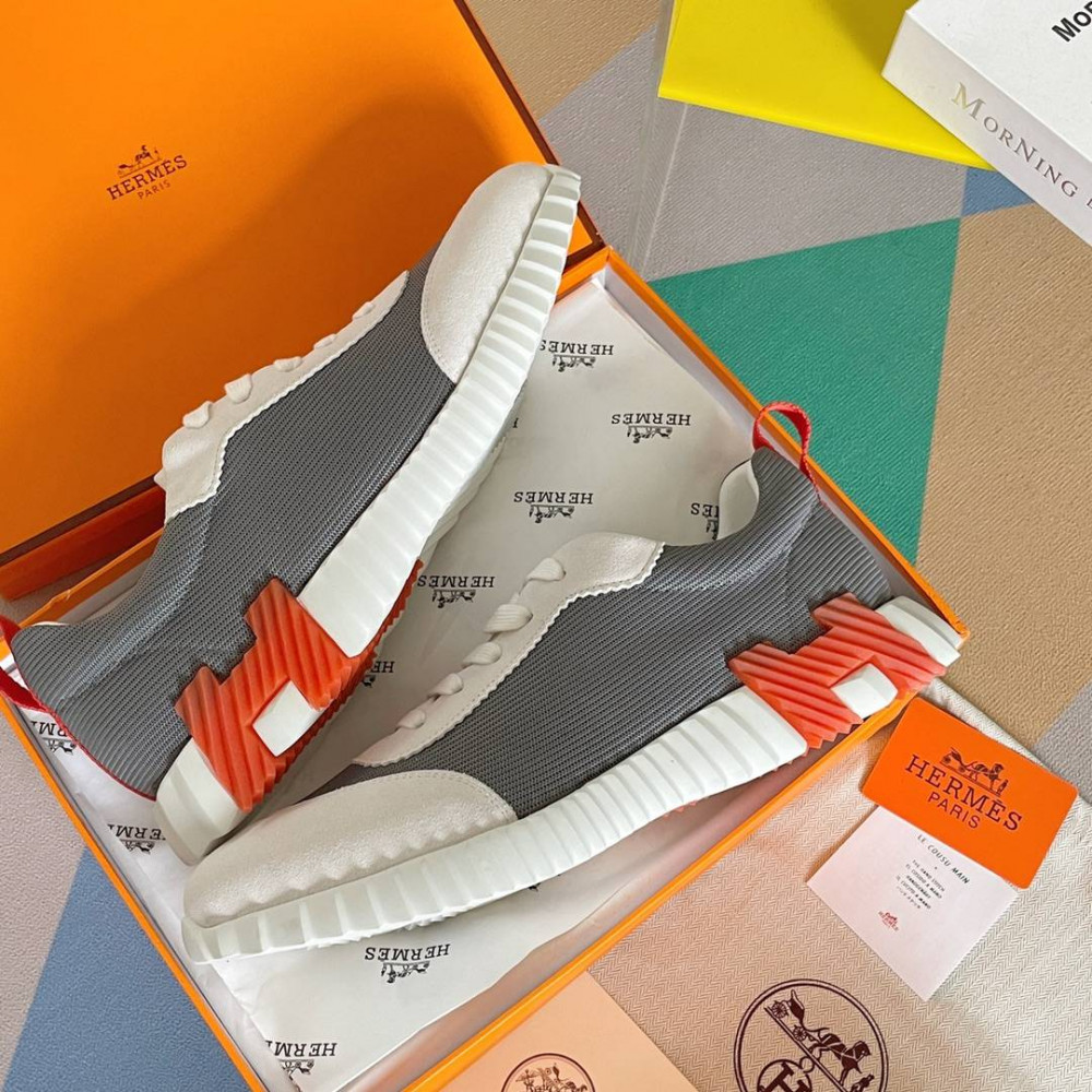Bouncing Sneaker