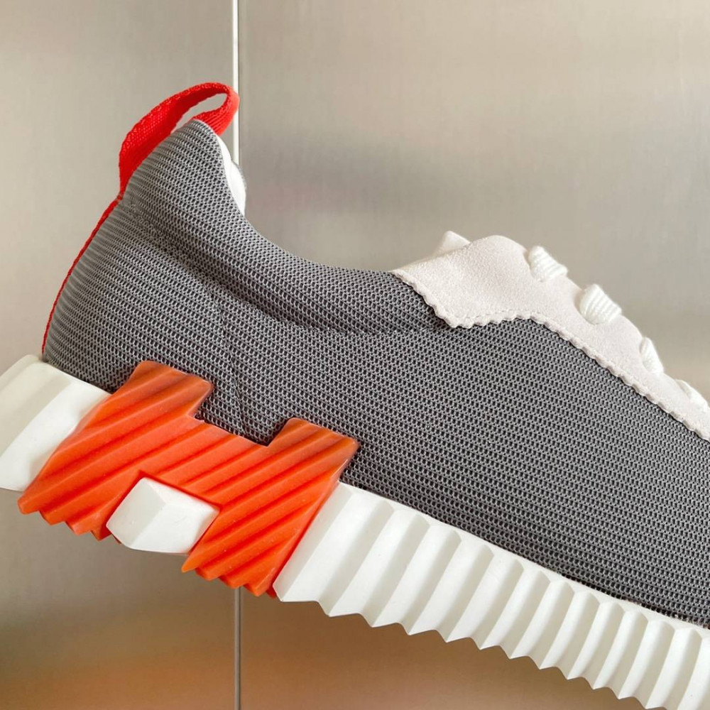 Bouncing Sneaker