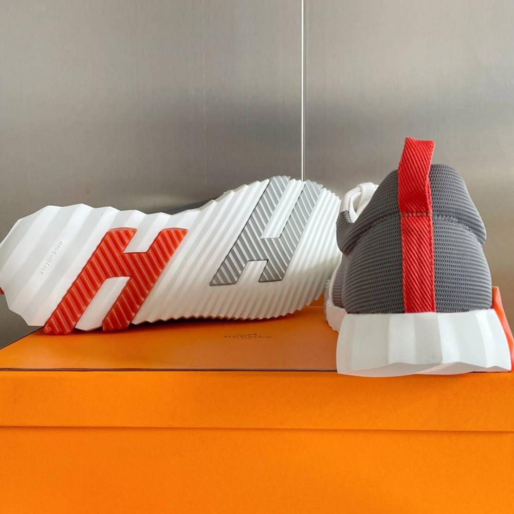 Bouncing Sneaker