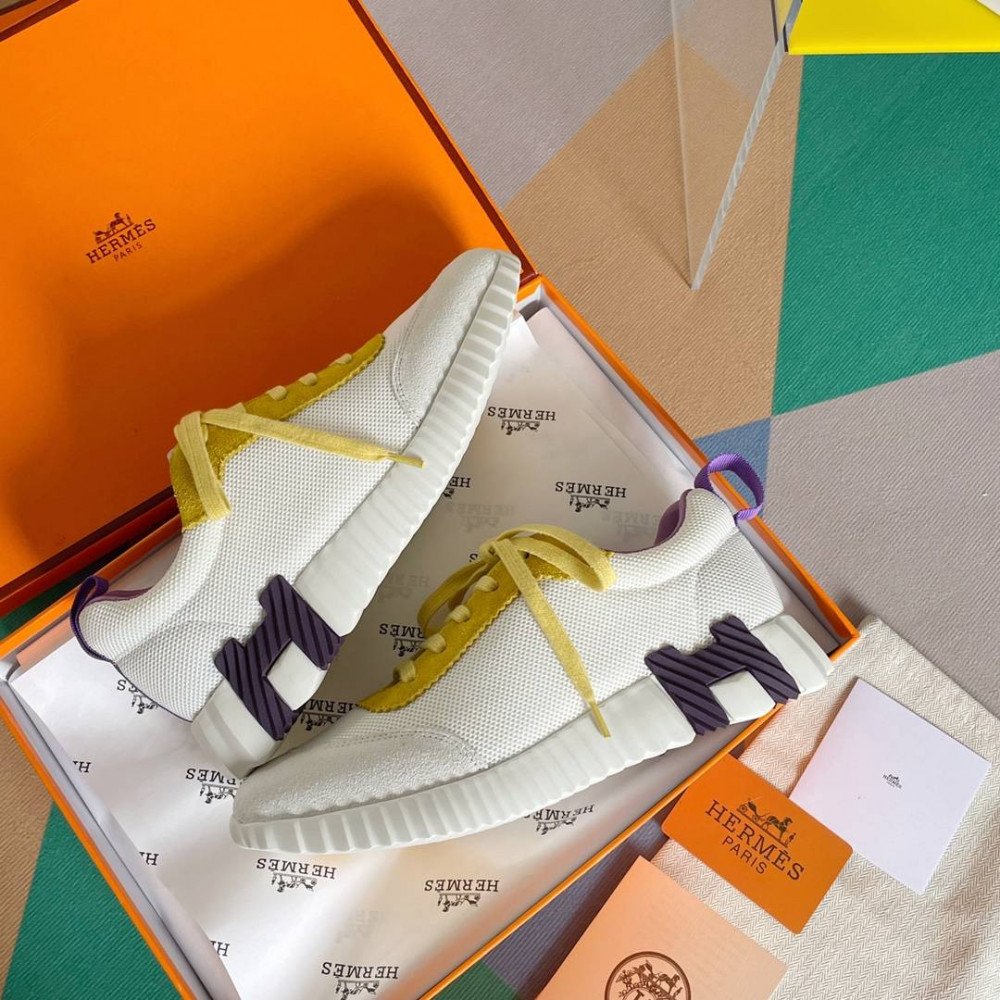 Bouncing Sneaker