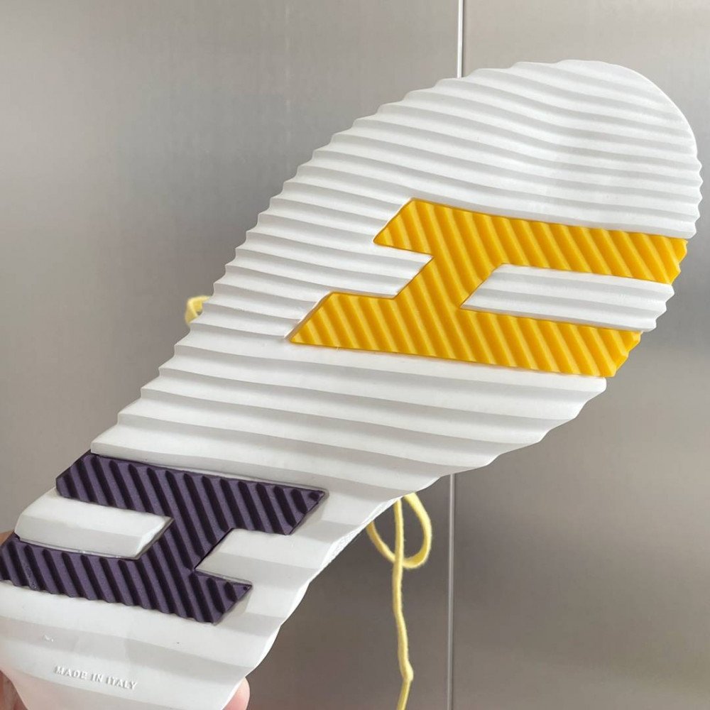 Bouncing Sneaker
