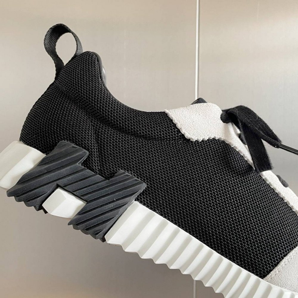 Bouncing Sneaker