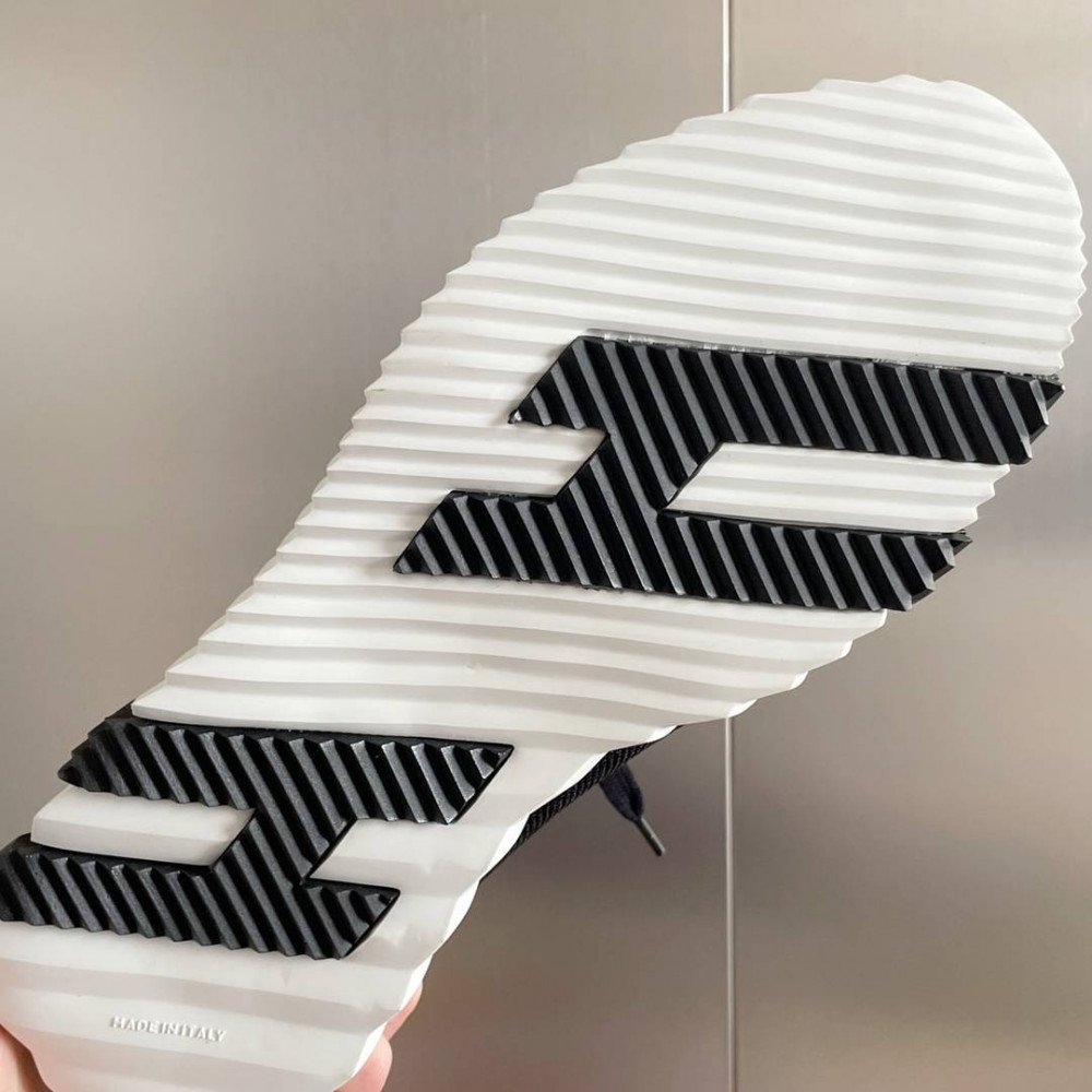Bouncing Sneaker