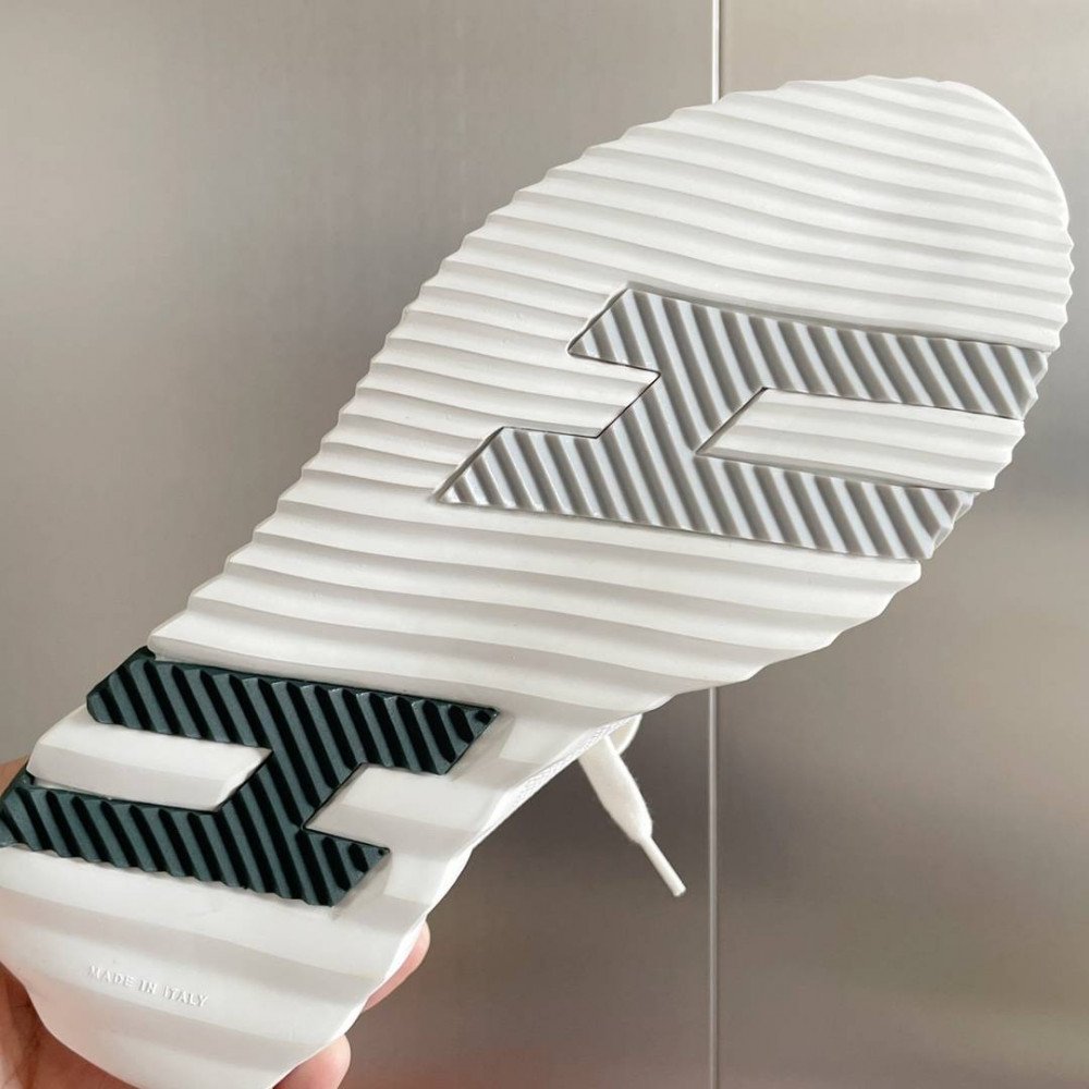 Bouncing Sneaker