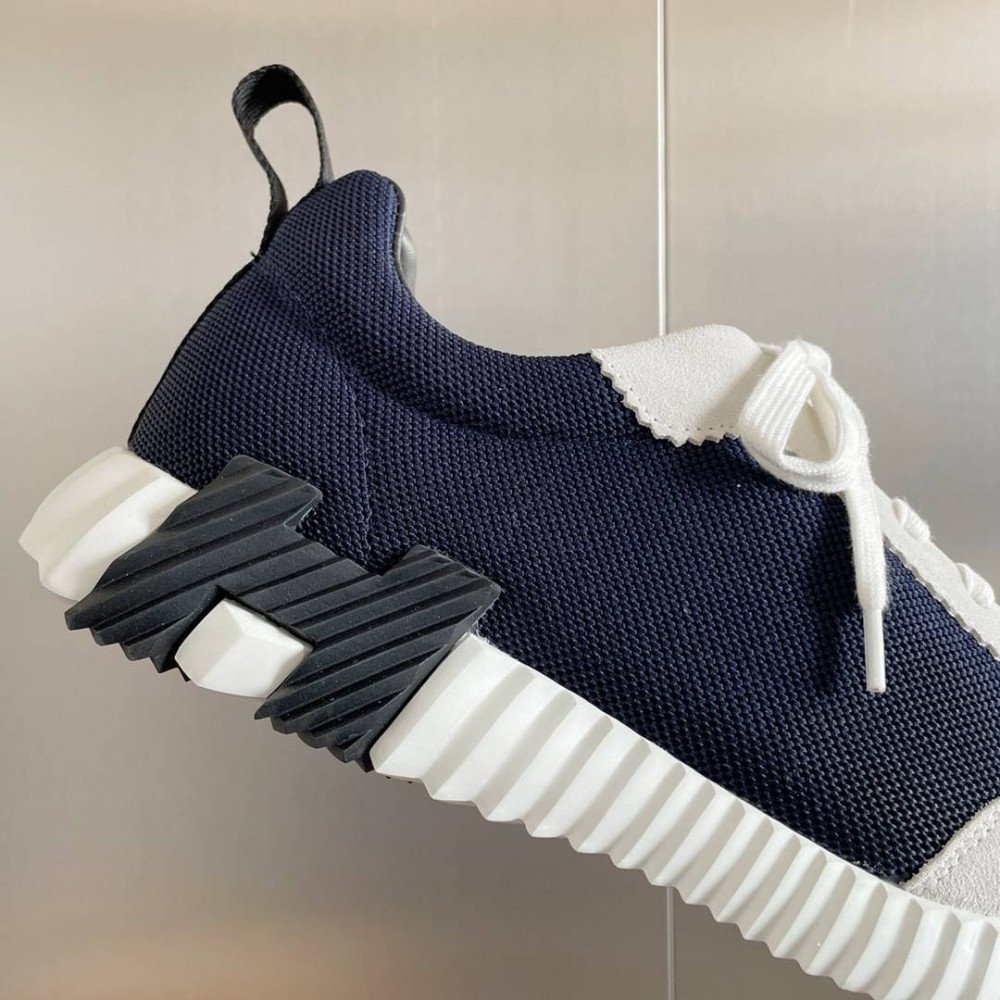 Bouncing Sneaker