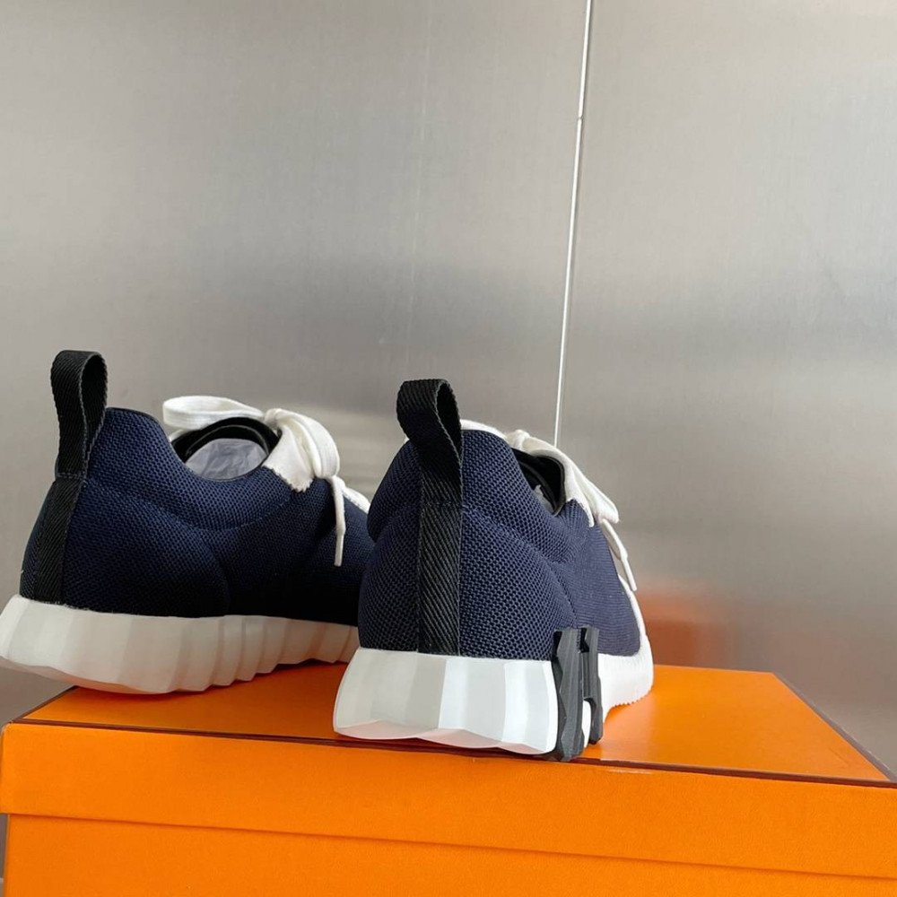 Bouncing Sneaker