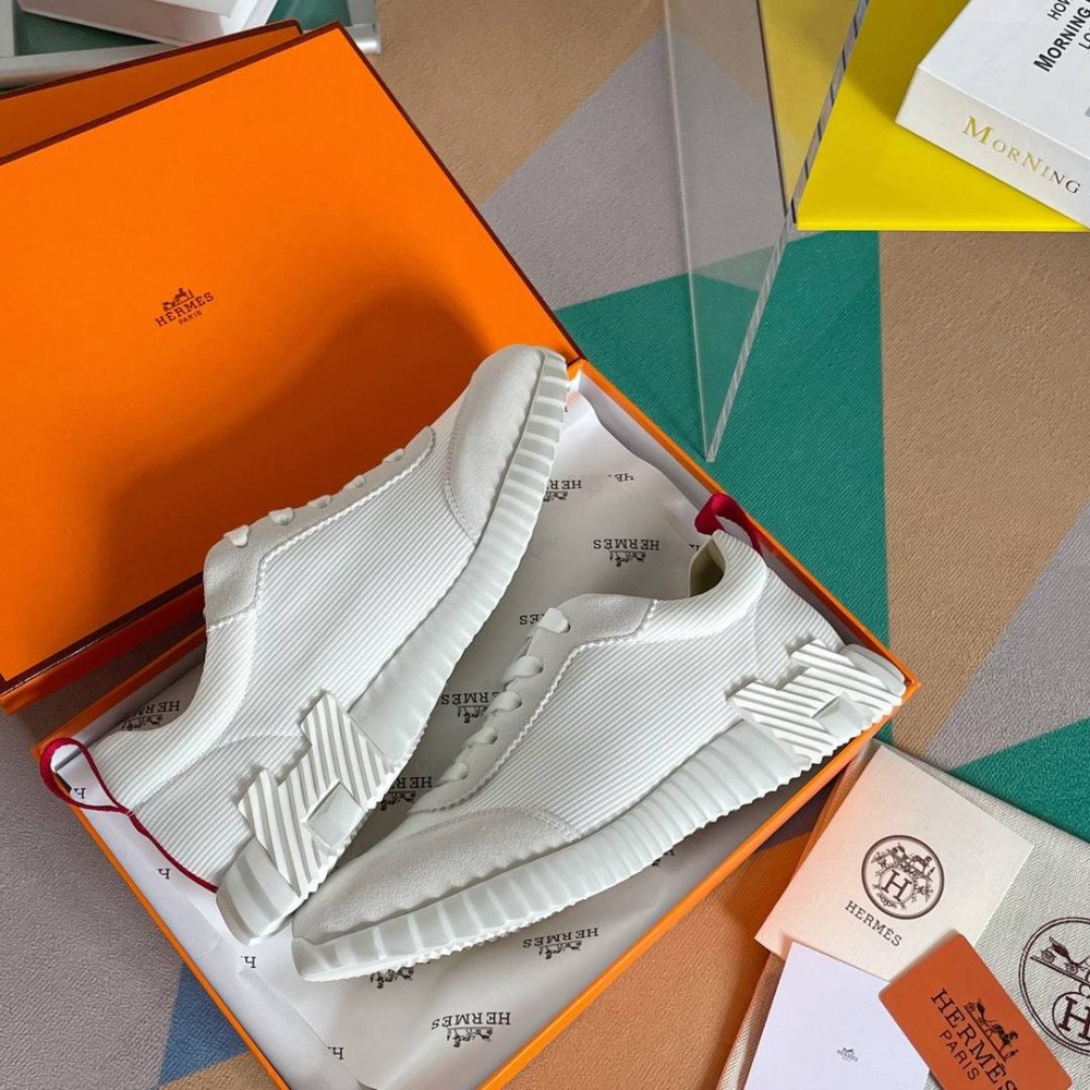 Bouncing Sneaker