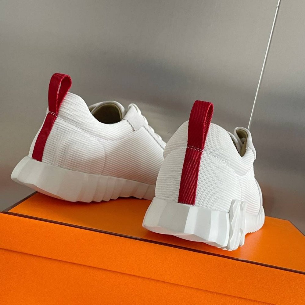 Bouncing Sneaker
