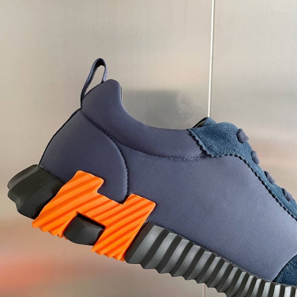 Bouncing Sneaker
