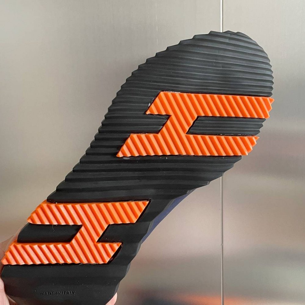 Bouncing Sneaker