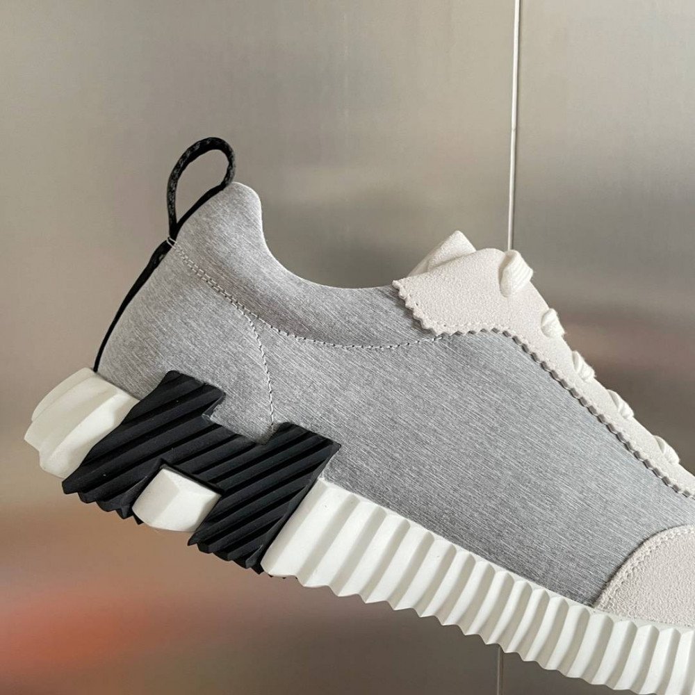 Bouncing Sneaker