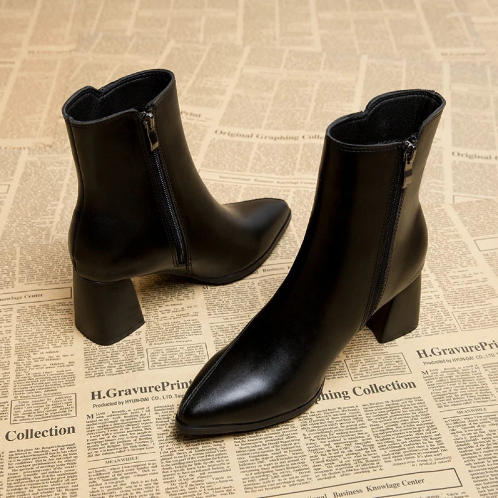 Outline Flow Boots